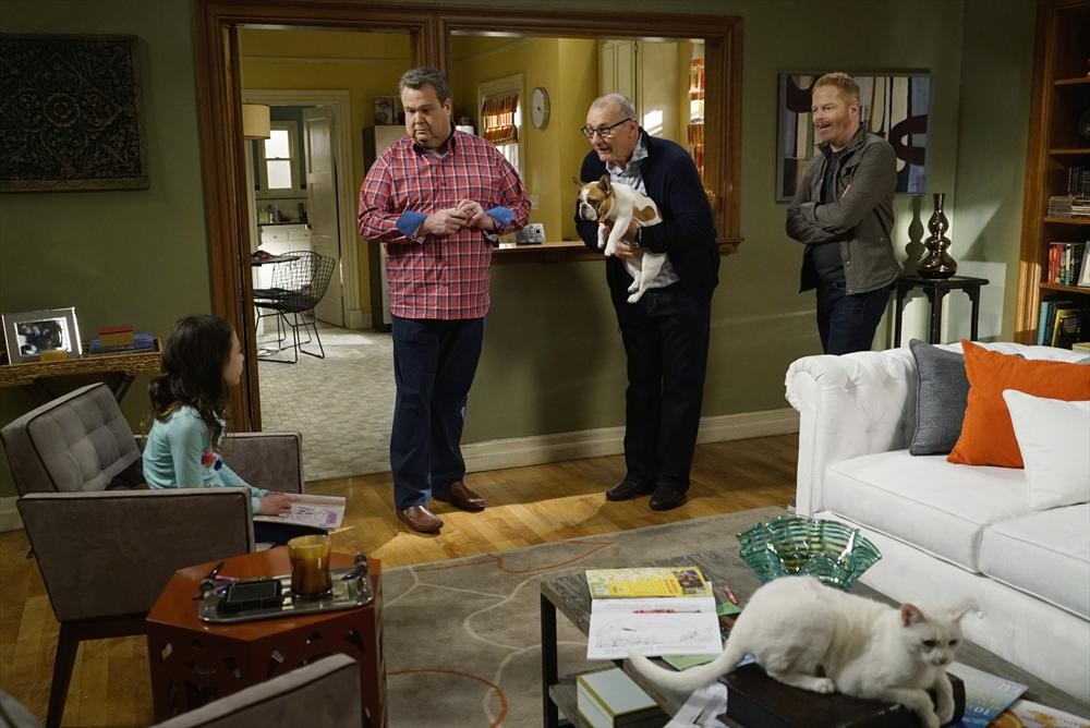 Still of Ed O'Neill, Eric Stonestreet and Brigitte the Dog in Moderni seima (2009)