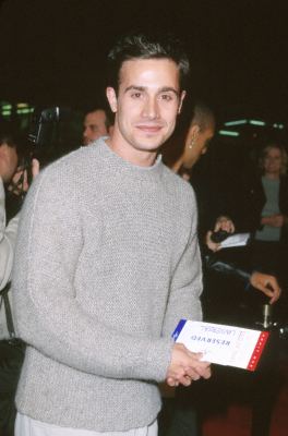 Freddie Prinze Jr. at event of End of Days (1999)