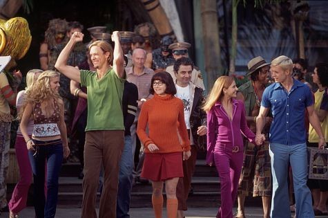 Still of Rowan Atkinson, Matthew Lillard, Sarah Michelle Gellar, Linda Cardellini and Freddie Prinze Jr. in Scooby-Doo (2002)