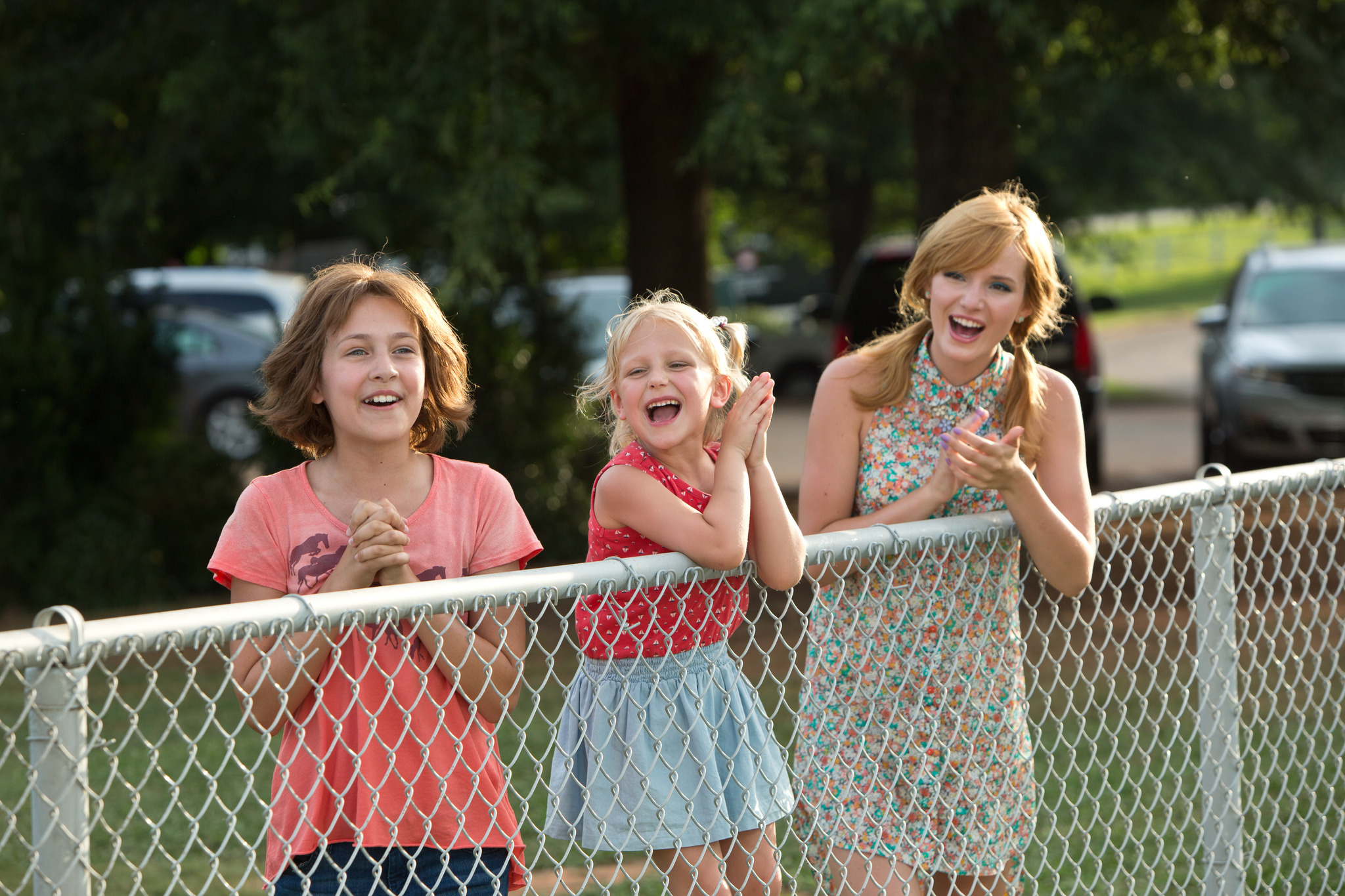 Still of Bella Thorne, Emma Fuhrmann and Alyvia Alyn Lind in Kartu ne savo noru (2014)