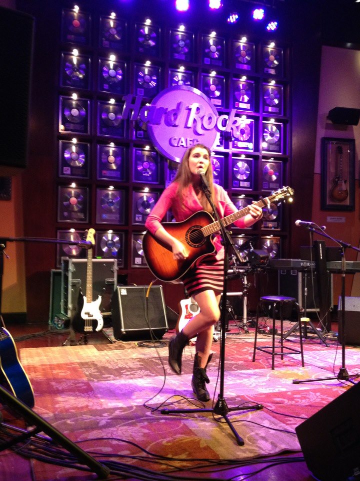 Rachel Brett performing her new music at the Hard Rock Cafe.