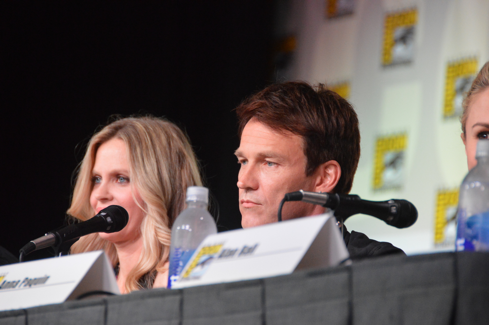 Kristin Bauer van Straten and Stephen Moyer at event of Tikras kraujas (2008)