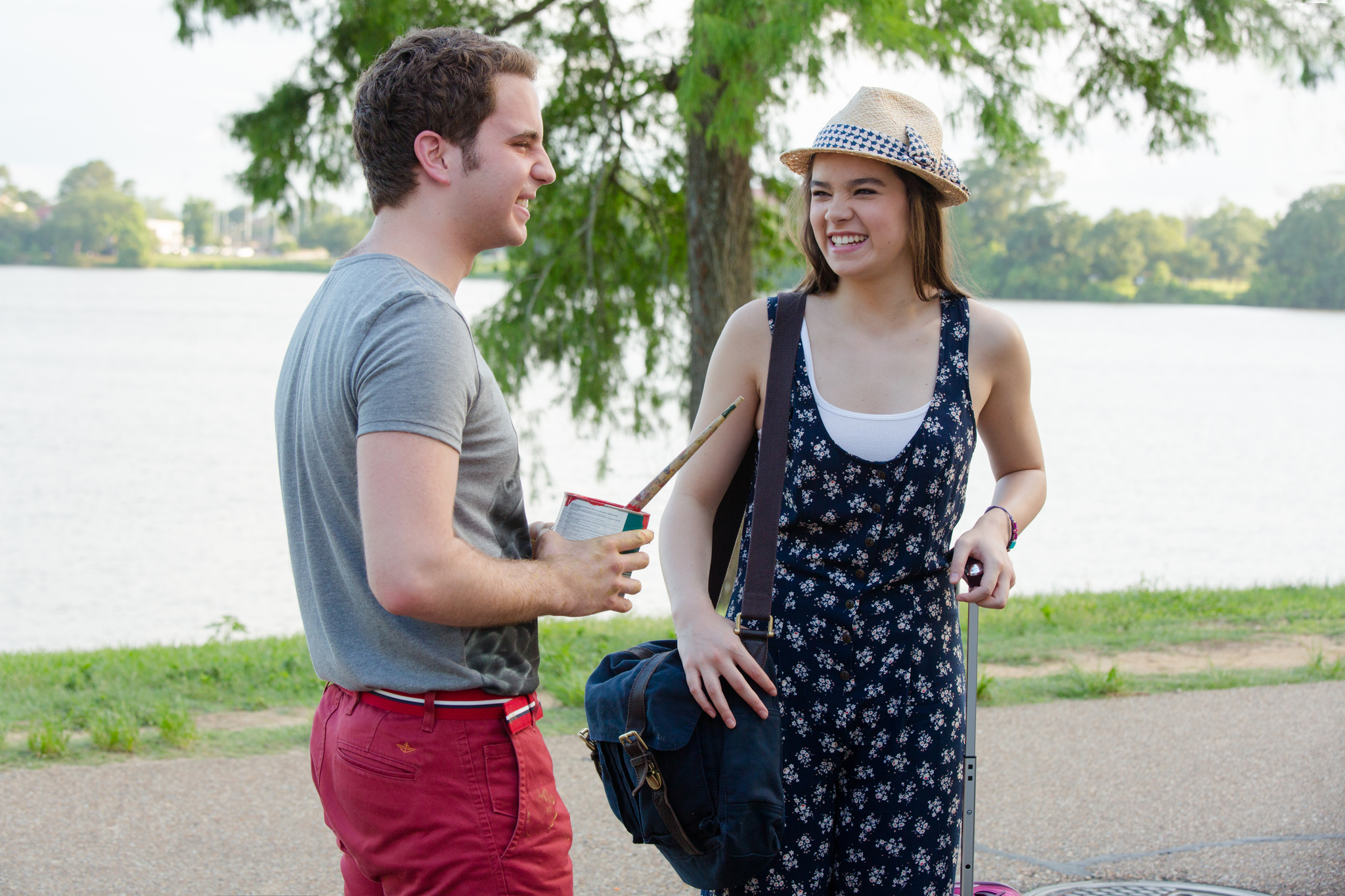 Still of Hailee Steinfeld and Ben Platt in Auksta klase 2 (2015)