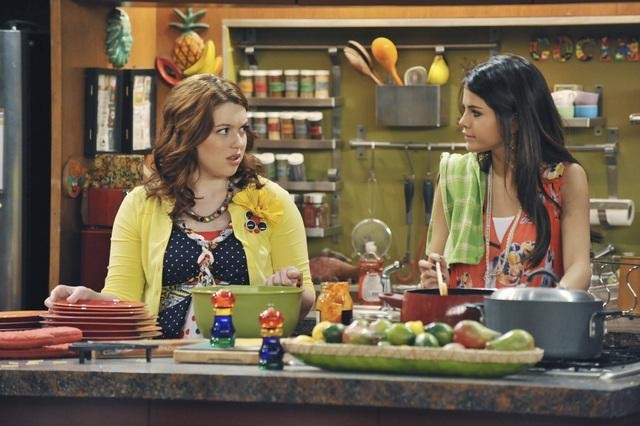 Still of Jennifer Stone and Selena Gomez in Wizards of Waverly Place (2007)