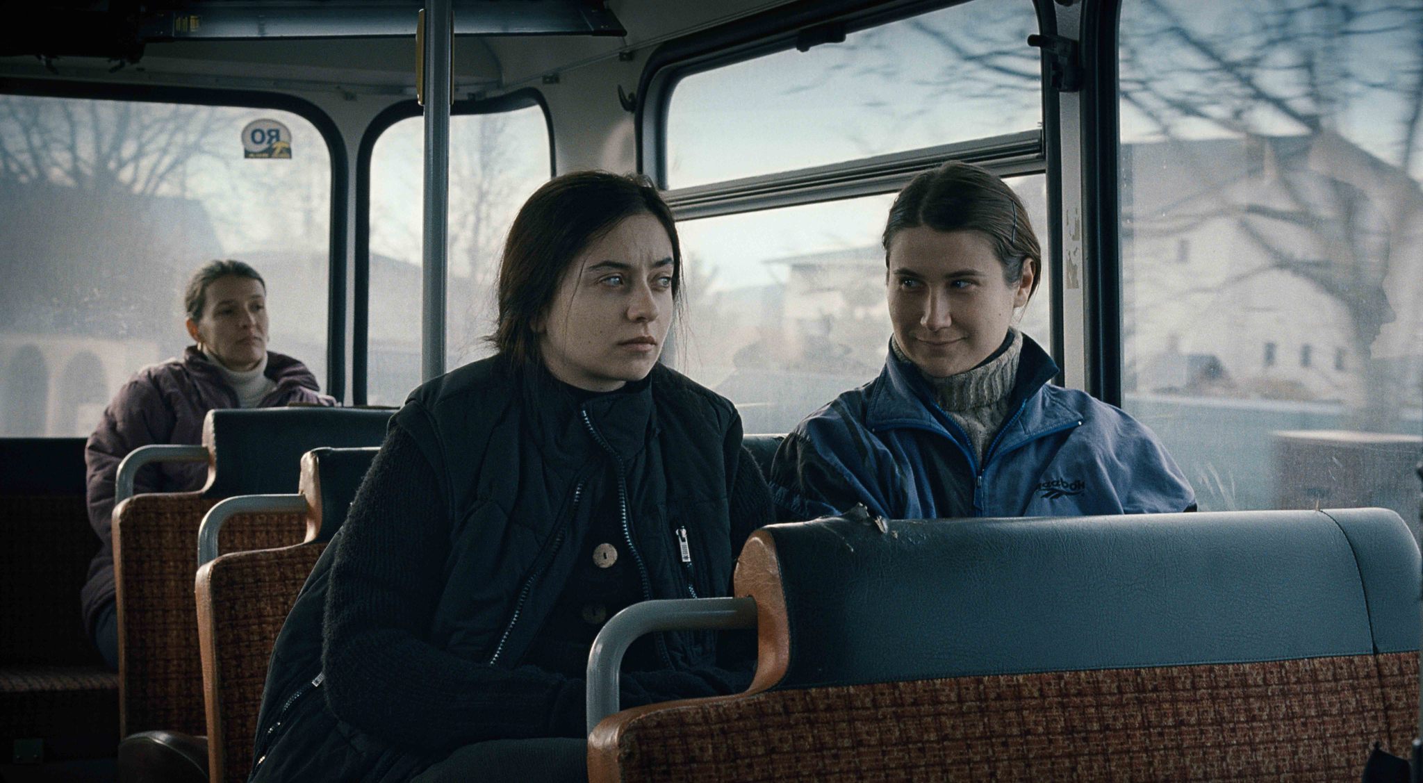 Still of Cosmina Stratan and Cristina Flutur in Dupa dealuri (2012)