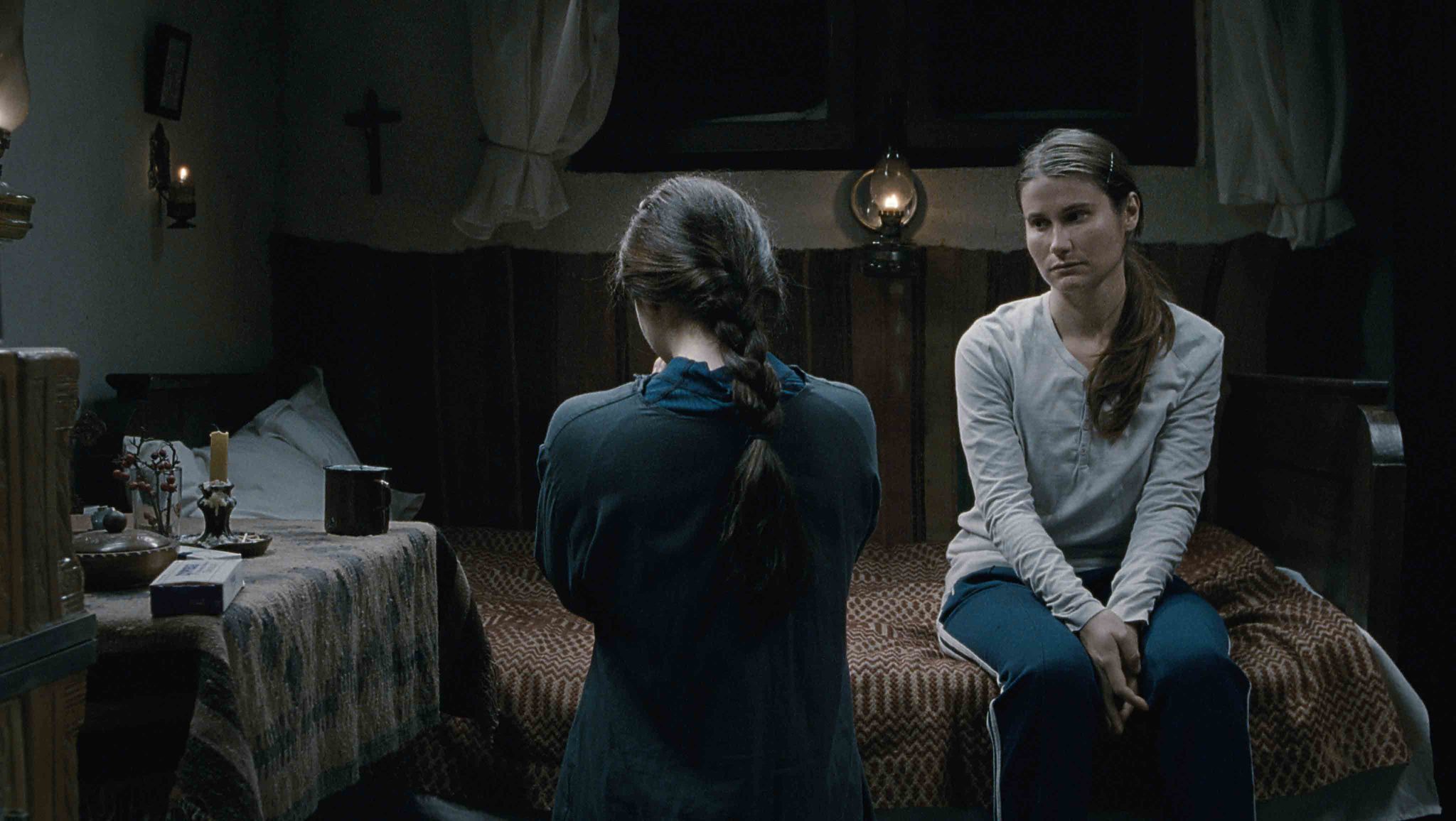 Still of Cosmina Stratan and Cristina Flutur in Dupa dealuri (2012)