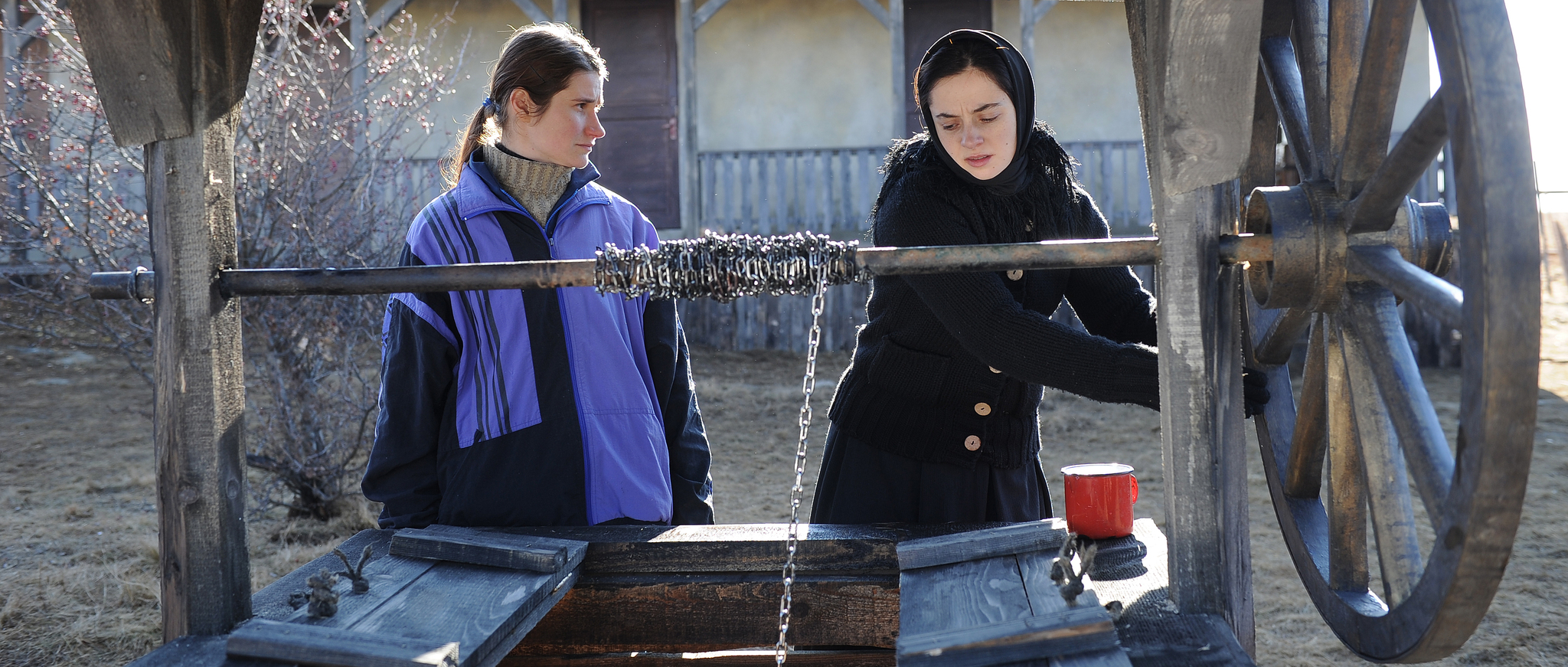 Still of Cosmina Stratan and Cristina Flutur in Dupa dealuri (2012)