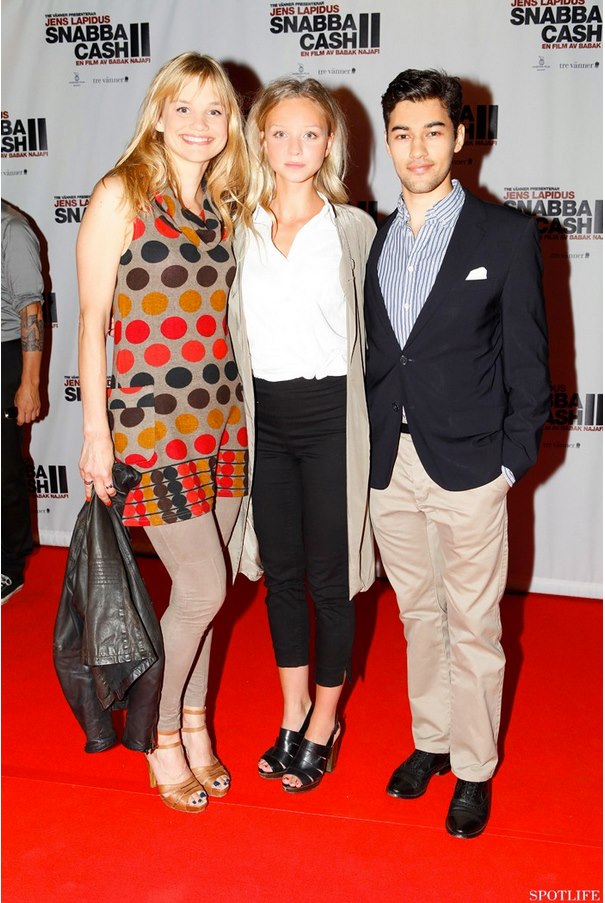Actress Lisa Werlinder (left), actress Anna Åström (middle) and actor Simon Settergren (right) at the gala premiere of 