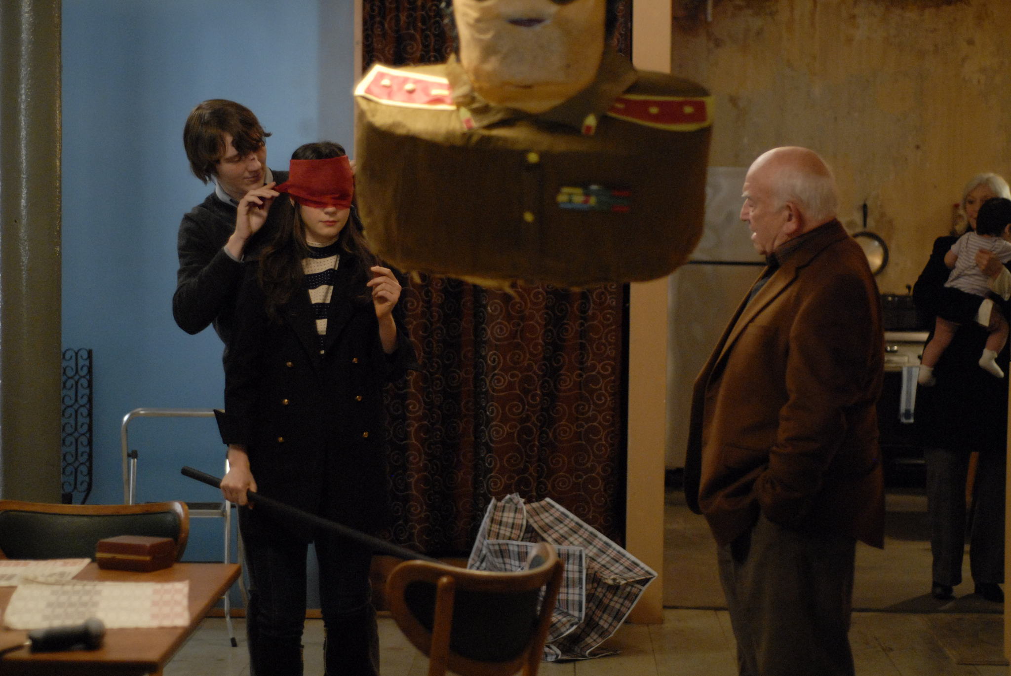 Still of Edward Asner, Paul Dano and Zooey Deschanel in Gigantic (2008)