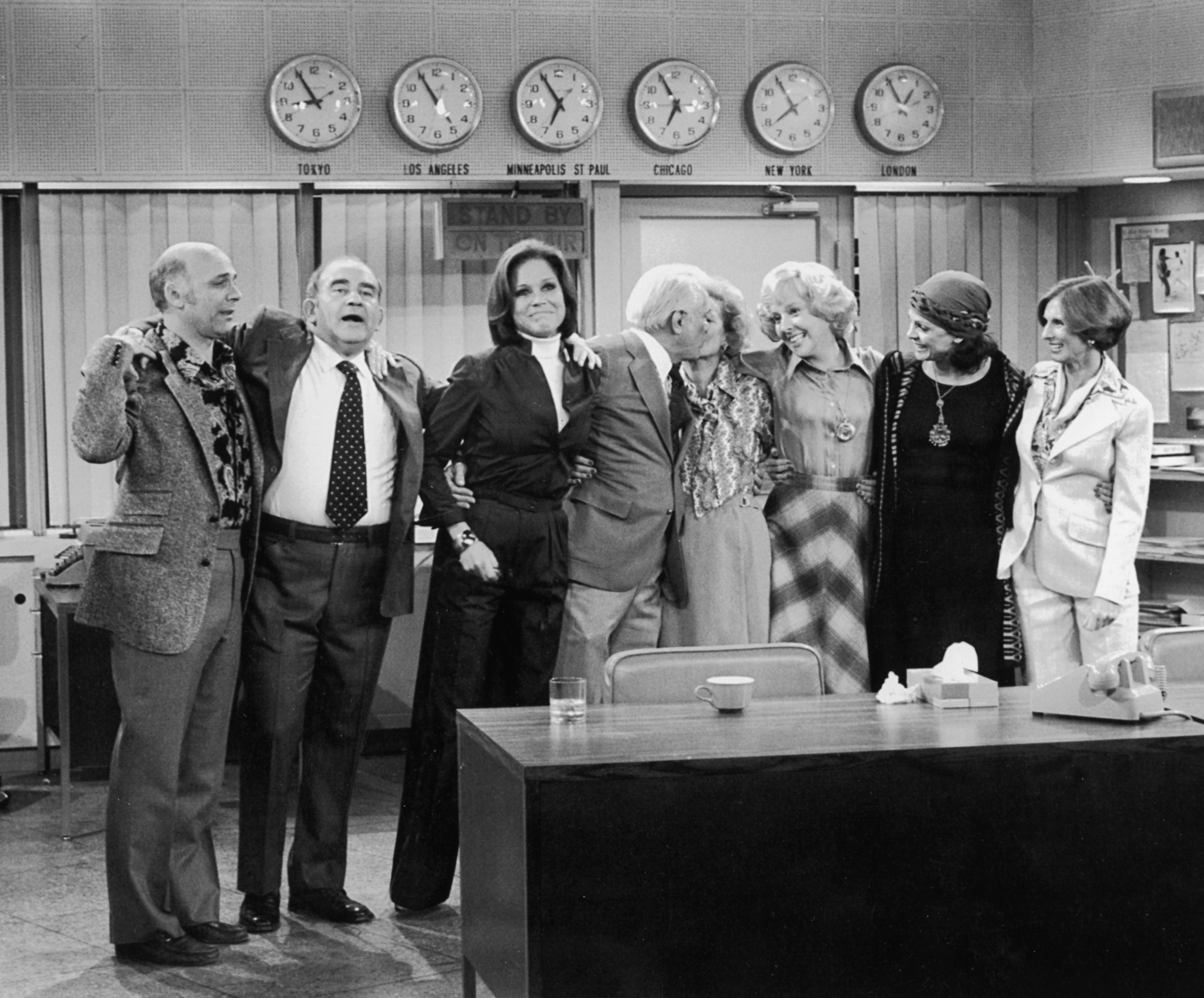 Edward Asner, Valerie Harper, Cloris Leachman, Mary Tyler Moore, Georgia Engel, Ted Knight, Gavin MacLeod and Betty White at event of Mary Tyler Moore (1970)