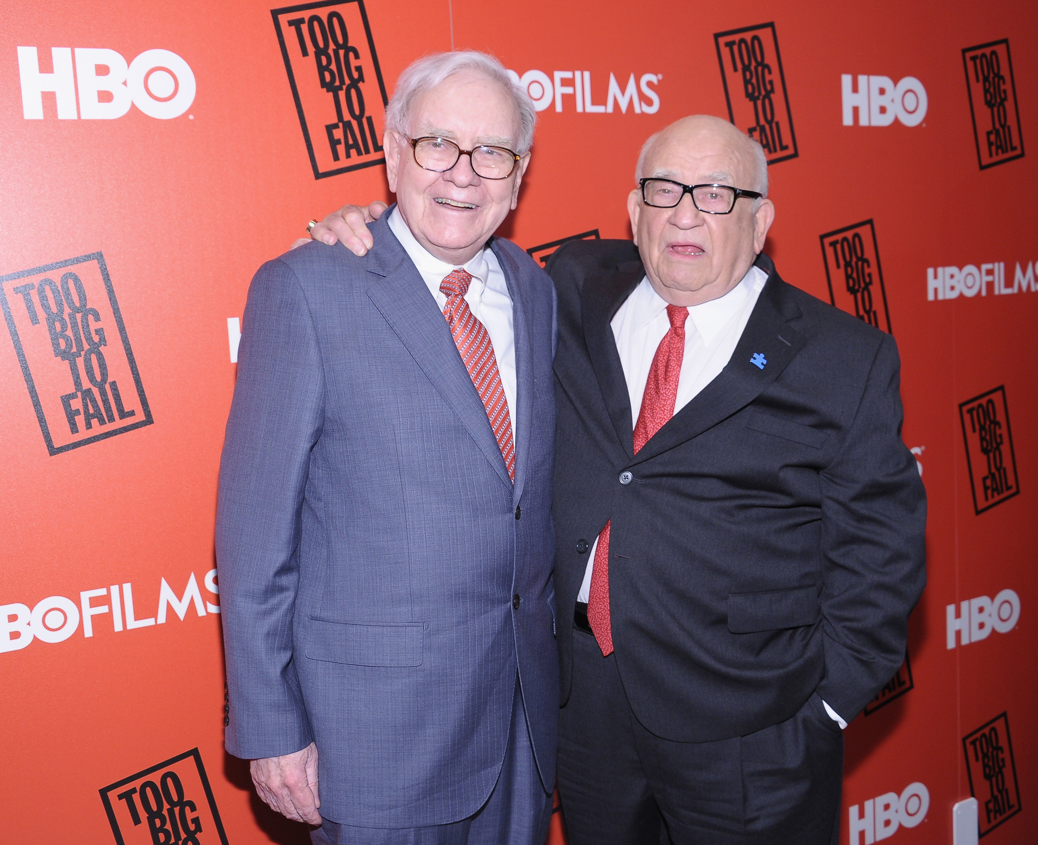 Edward Asner and Warren Buffett at event of Too Big to Fail (2011)