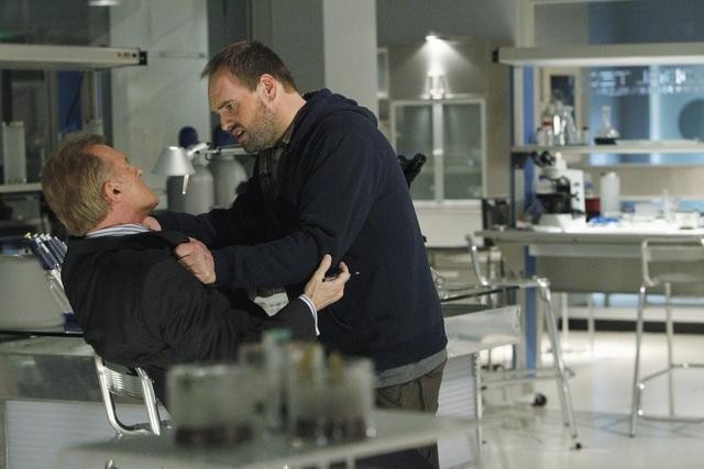 Still of Stephen Collins and Ethan Suplee in No Ordinary Family (2010)