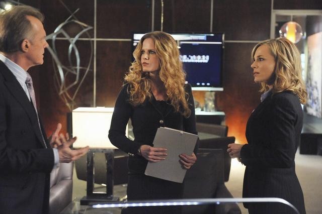 Still of Julie Benz, Stephen Collins and Rebecca Mader in No Ordinary Family (2010)