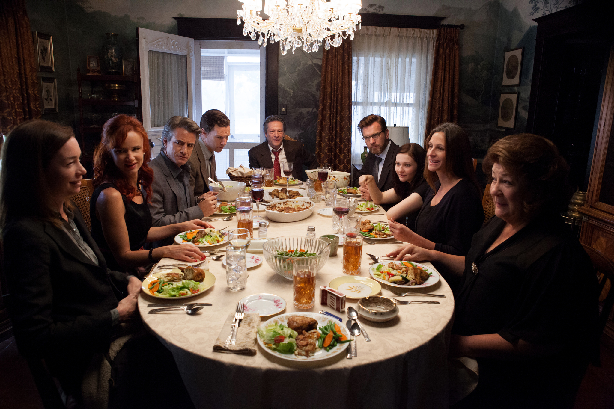 Still of Ewan McGregor, Julia Roberts, Juliette Lewis, Dermot Mulroney, Chris Cooper, Margo Martindale, Julianne Nicholson, Abigail Breslin and Benedict Cumberbatch in Seimos albumas: rugpjutis (2013)