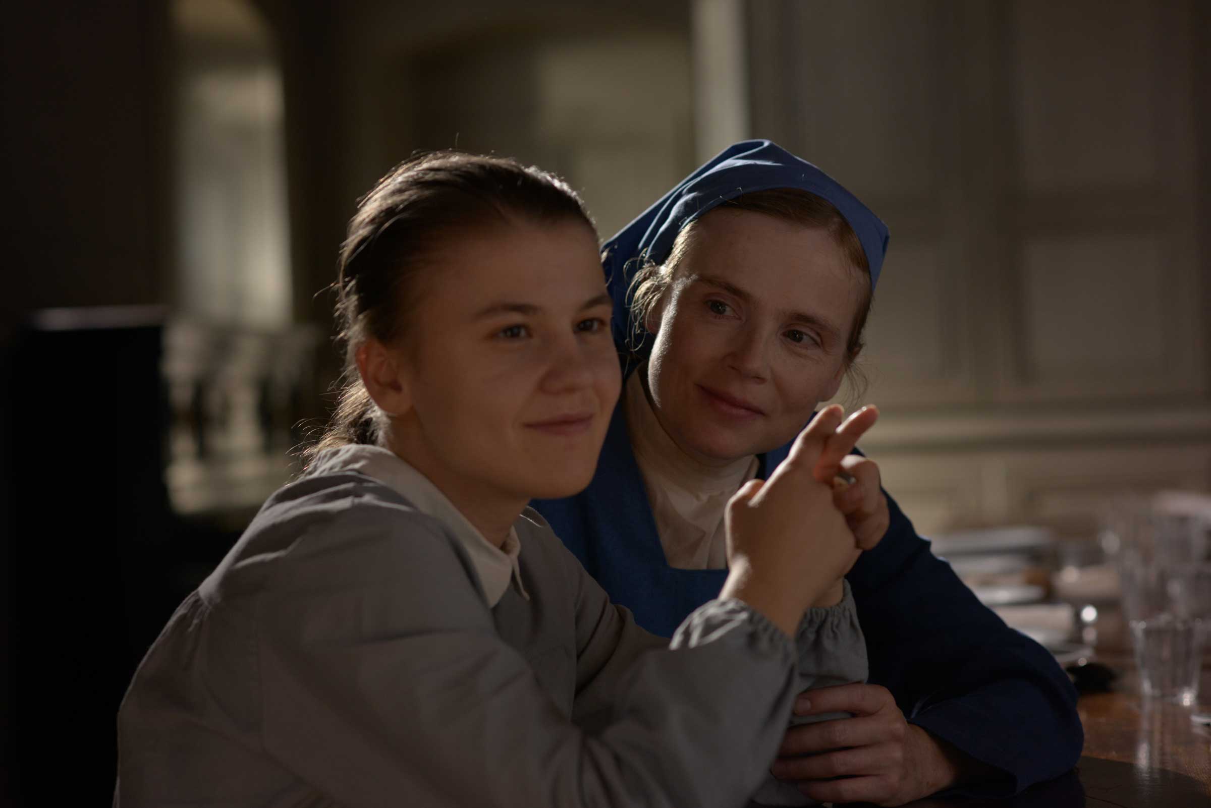 Still of Isabelle Carré and Ariana Rivoire in Marie Heurtin (2014)