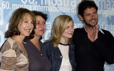 Nathalie Baye, Isabelle Carré, Noémie Lvovsky and Melvil Poupaud at event of Les sentiments (2003)