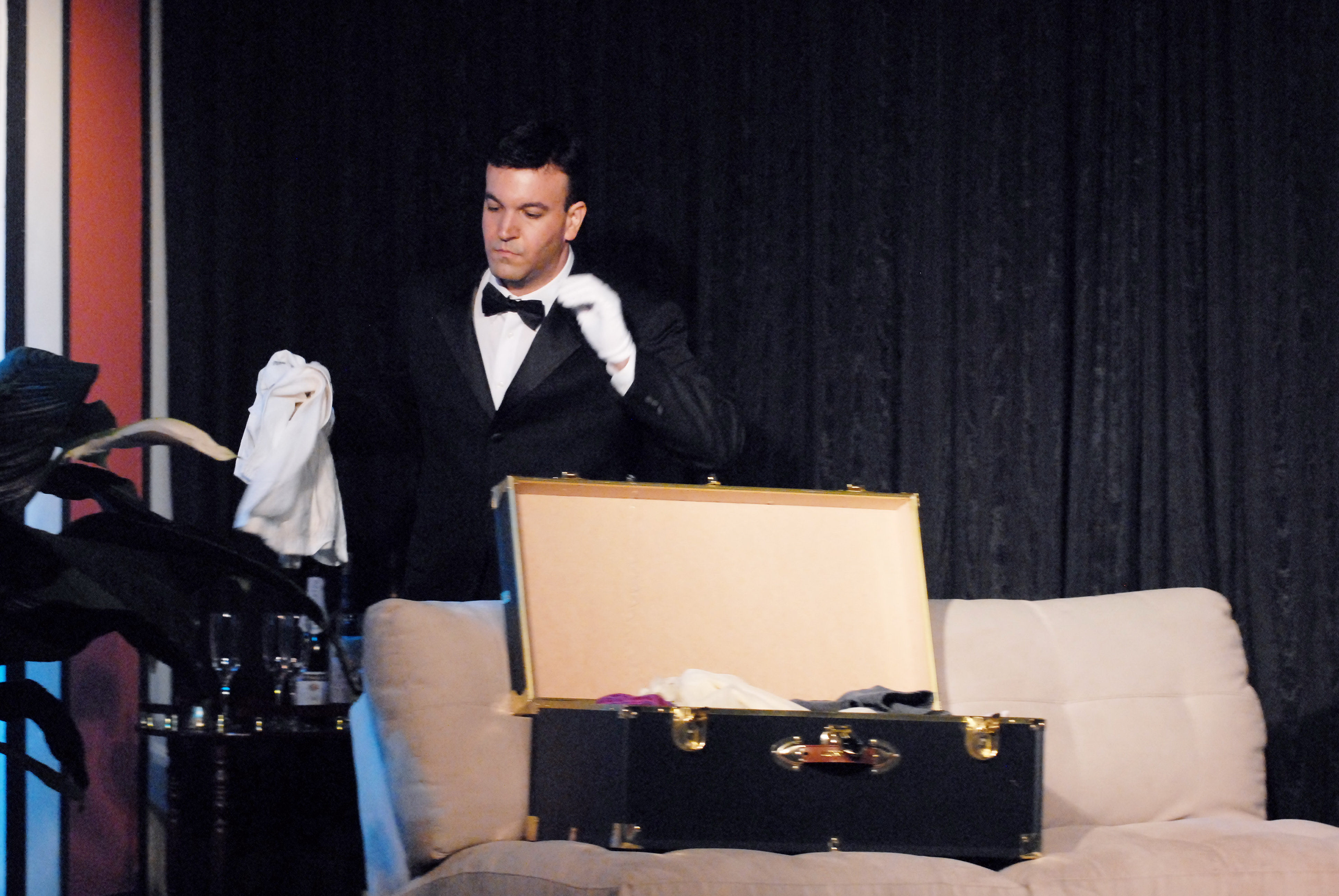 Alain Teutelo as Leopoldo the Butler (Alta Sociedad)