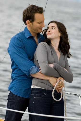 Still of Anne Hathaway and Patrick Wilson in Passengers (2008)