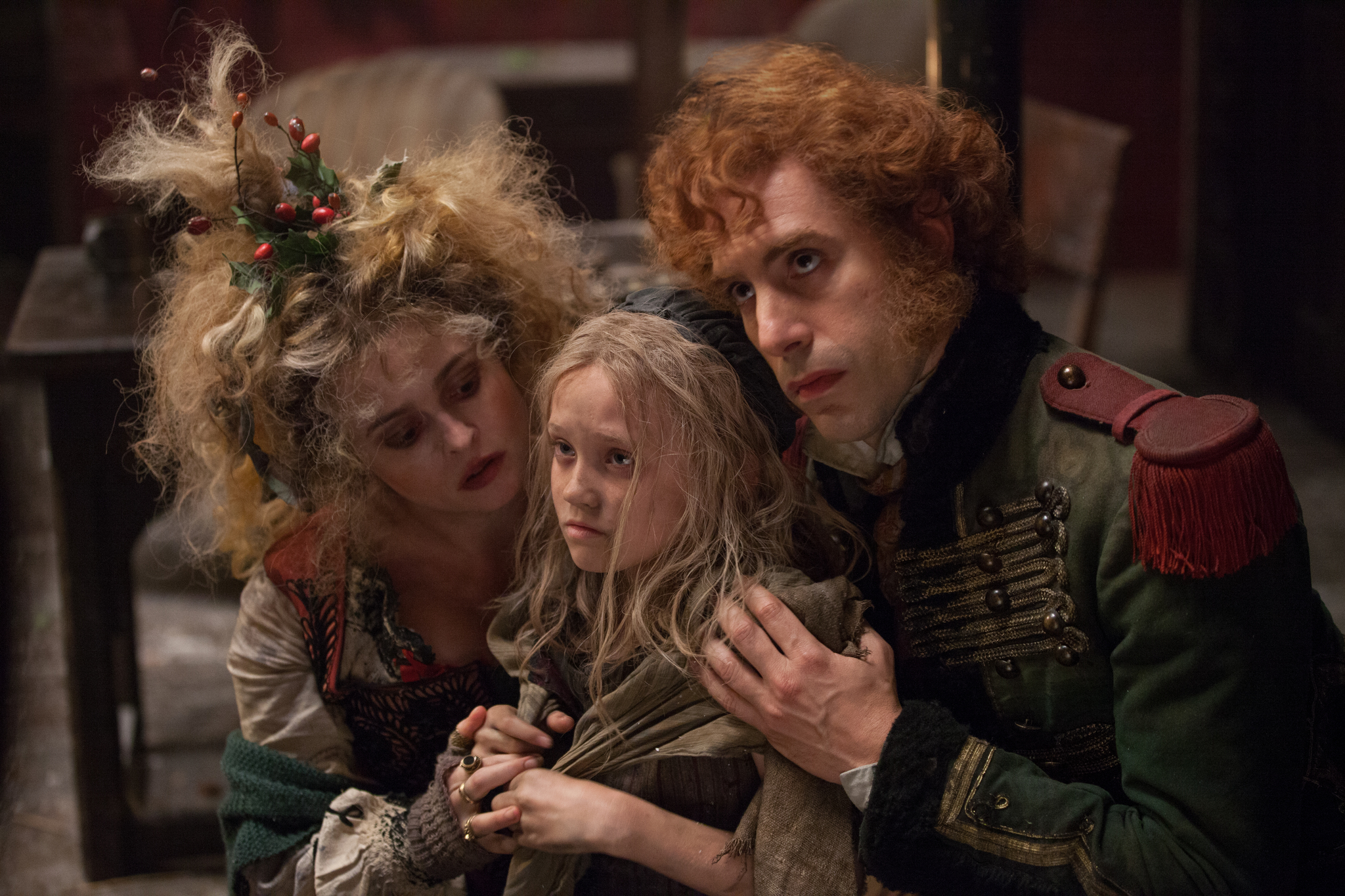 Still of Helena Bonham Carter, Sacha Baron Cohen and Isabelle Allen in Vargdieniai (2012)