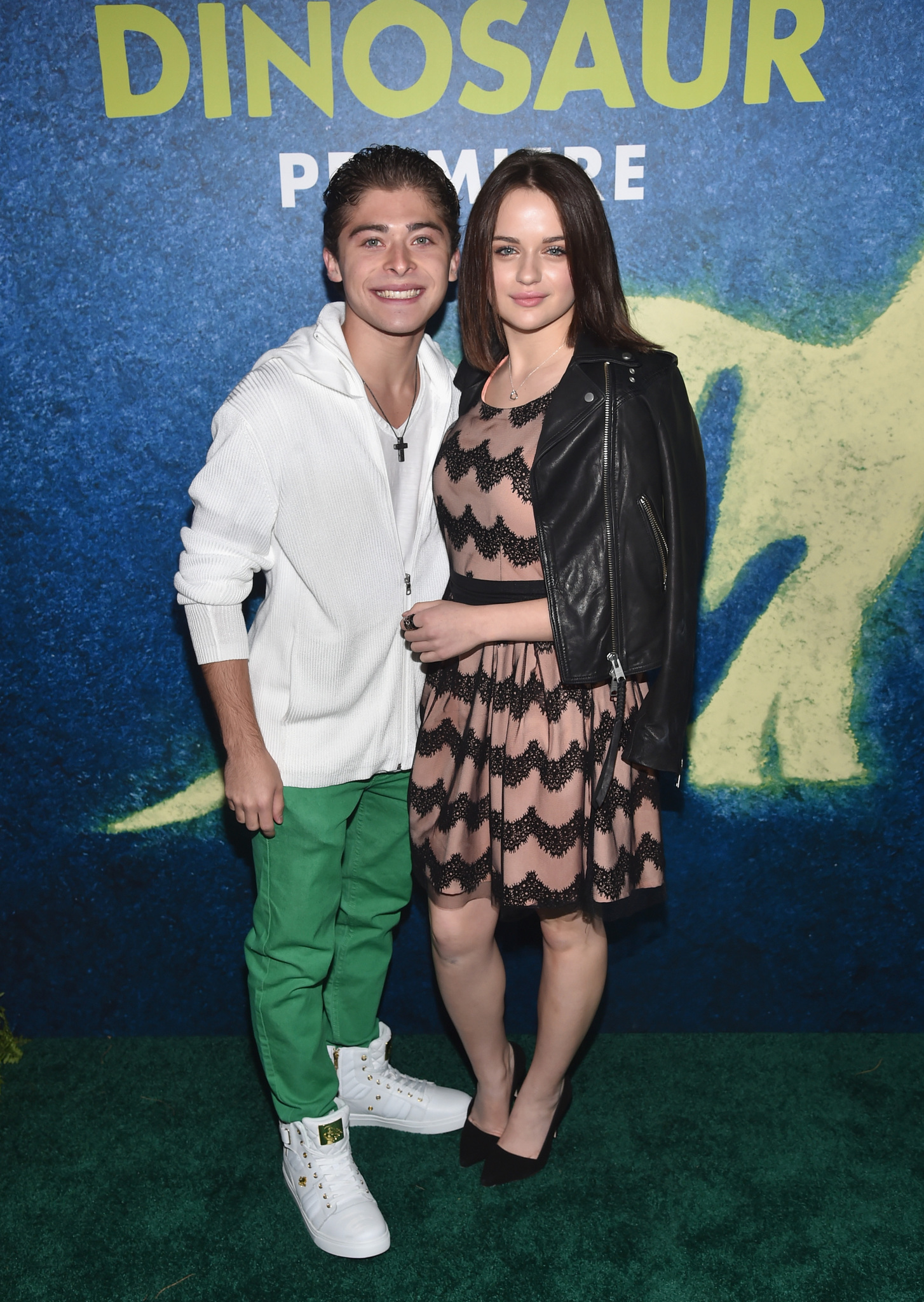 Joey King and Ryan Ochoa at event of Gerasis dinozauras (2015)