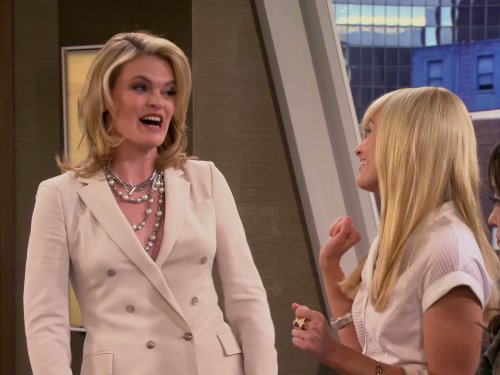Still of Missi Pyle and Beth Behrs in 2 Broke Girls (2011)