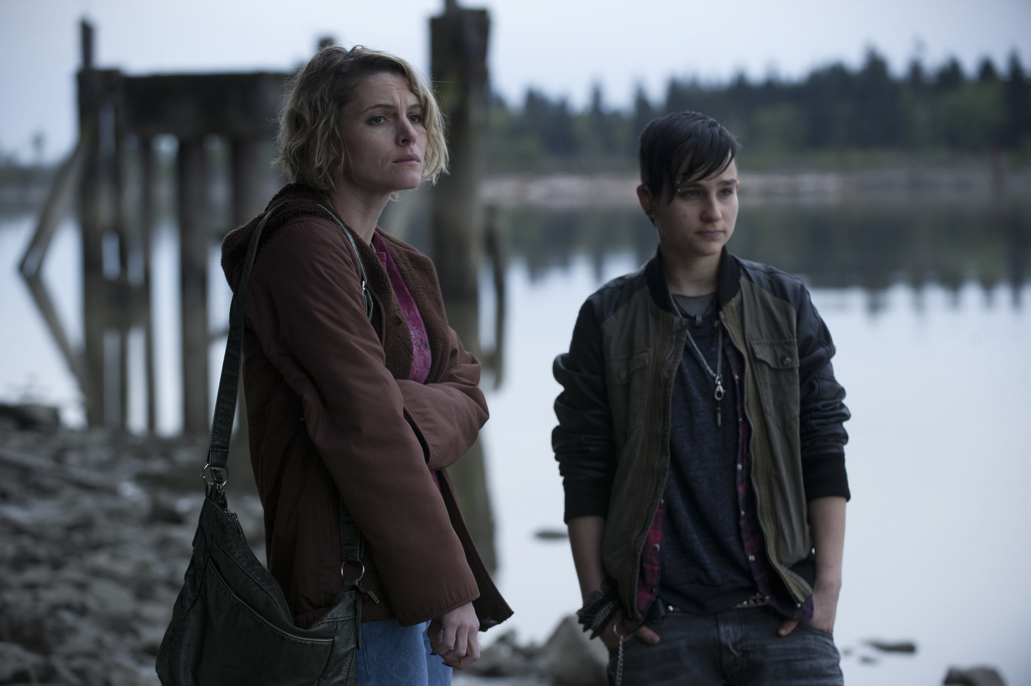 Still of Amy Seimetz and Bex Taylor-Klaus in Zmogzudyste (2011)