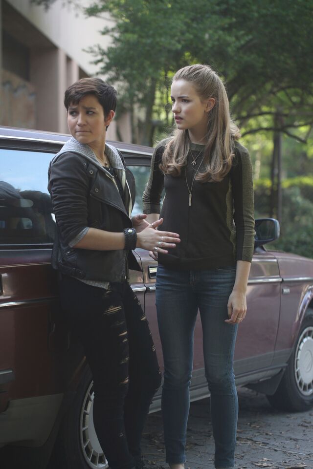 Still of Willa Fitzgerald and Bex Taylor-Klaus in Scream: The TV Series (2015)