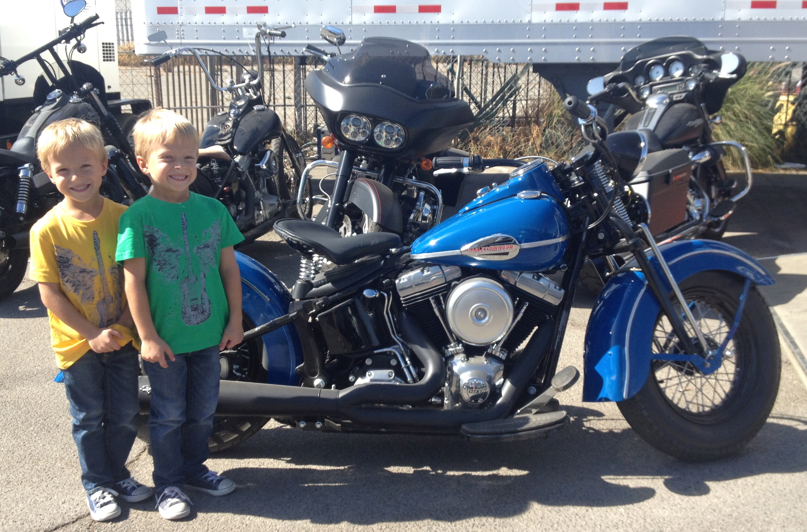 Evan and Ryder Londo on set of Sons of Anarchy Season 7