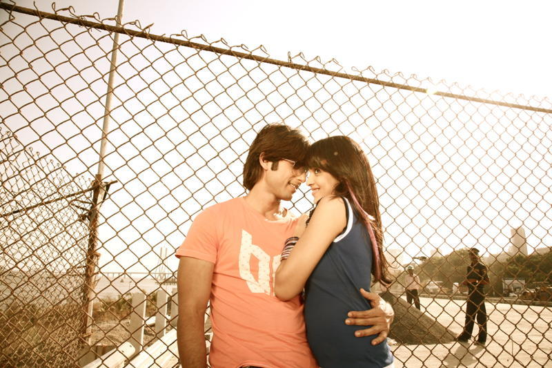 Still of Genelia D'Souza and Shahid Kapoor in Chance Pe Dance (2010)