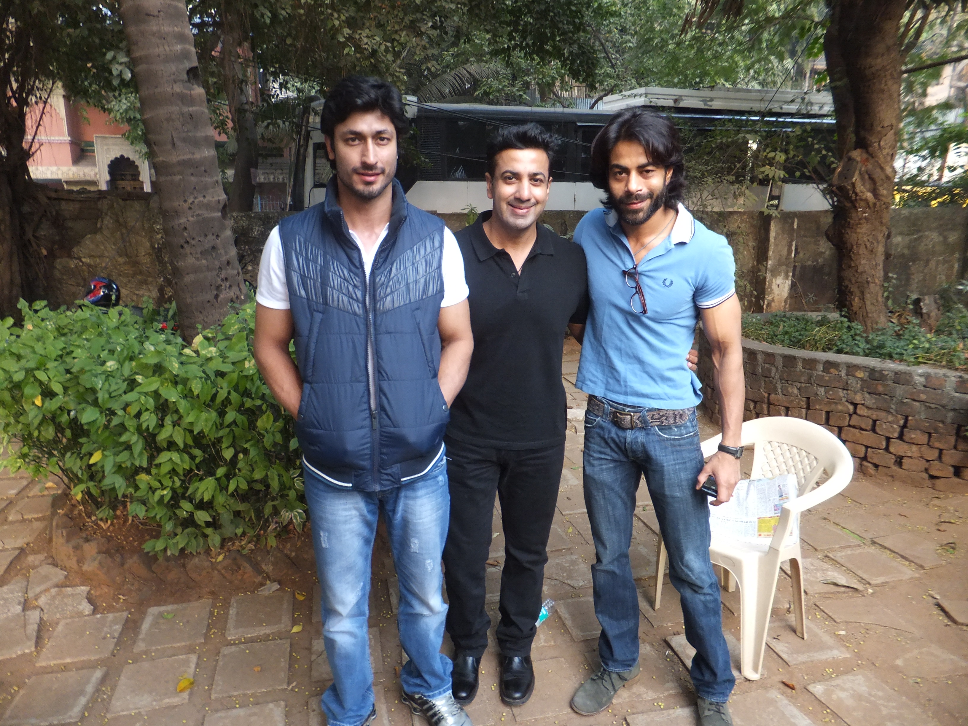 Prashant Nair, with co stars 'Vidhyut Jamwal'' and ''Asif Md'' on the sets of ,Thuppaki (Tamil Movie)