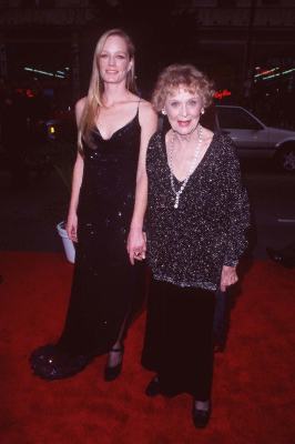 Suzy Amis and Gloria Stuart at event of Titanikas (1997)