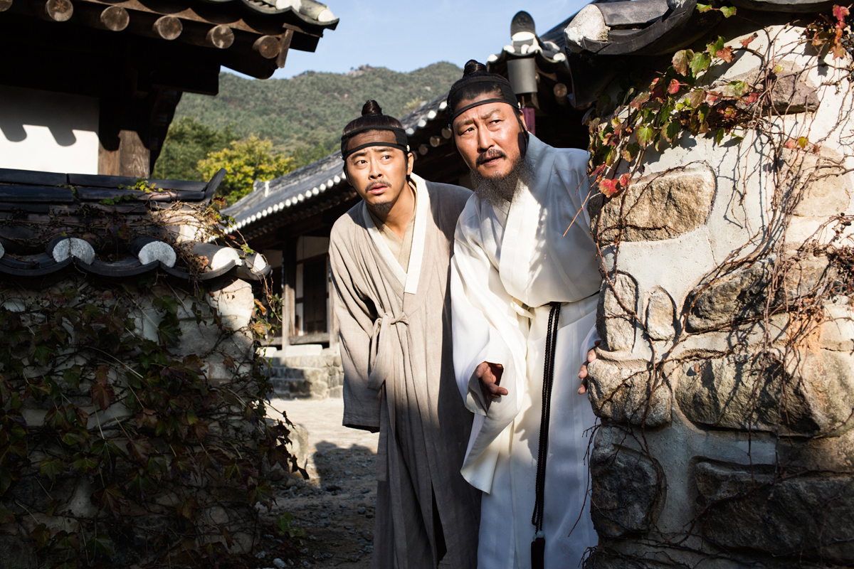 Still of Kang-ho Song and Jung-suk Jo in Gwansang (2013)