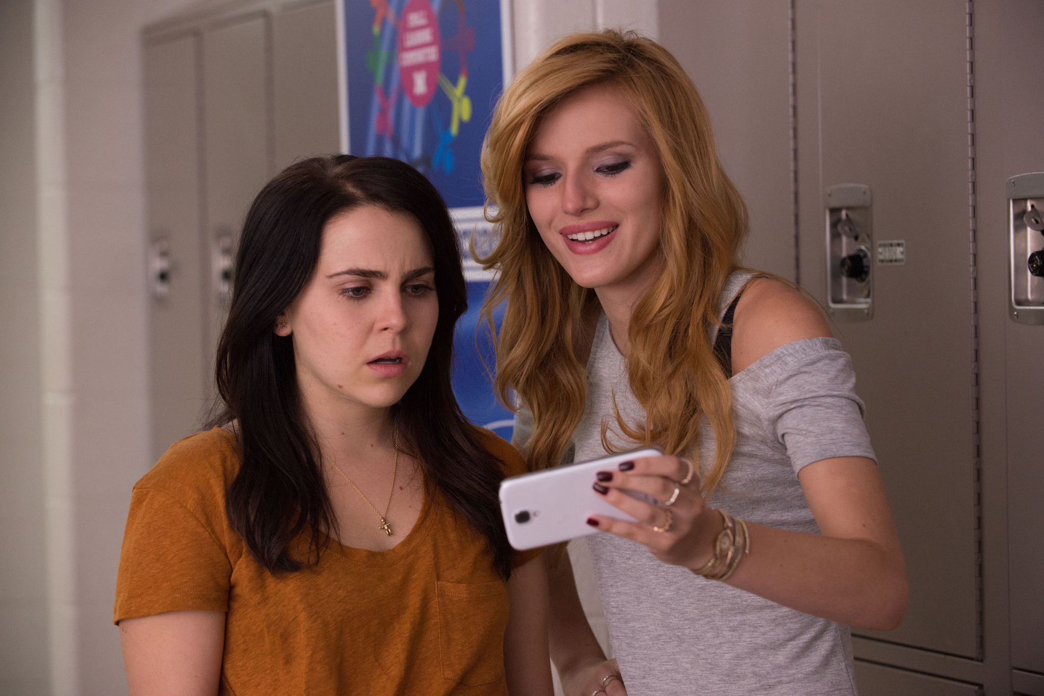 Still of Mae Whitman and Bella Thorne in The DUFF (2015)