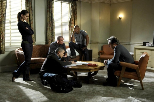 Still of William Fichtner, Wentworth Miller, Dominic Purcell, Sarah Wayne Callies and Amaury Nolasco in Kalejimo begliai (2005)