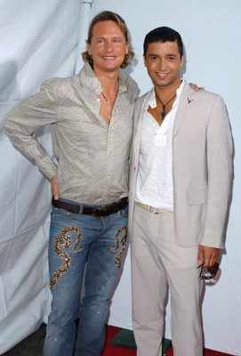 Jai Rodriguez and Carson Kressley at event of Ne anyta, o monstras (2005)