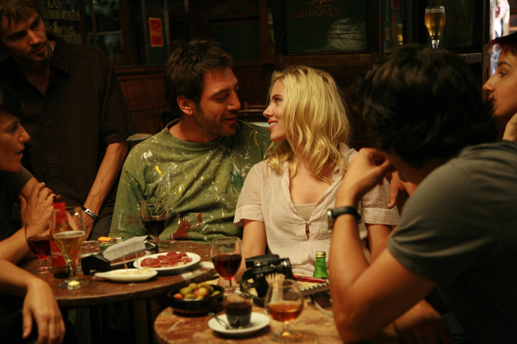 Still of Javier Bardem, Lloll Bertran, Joel Joan, Scarlett Johansson and Sílvia Sabaté in Viki, Kristina, Barselona (2008)