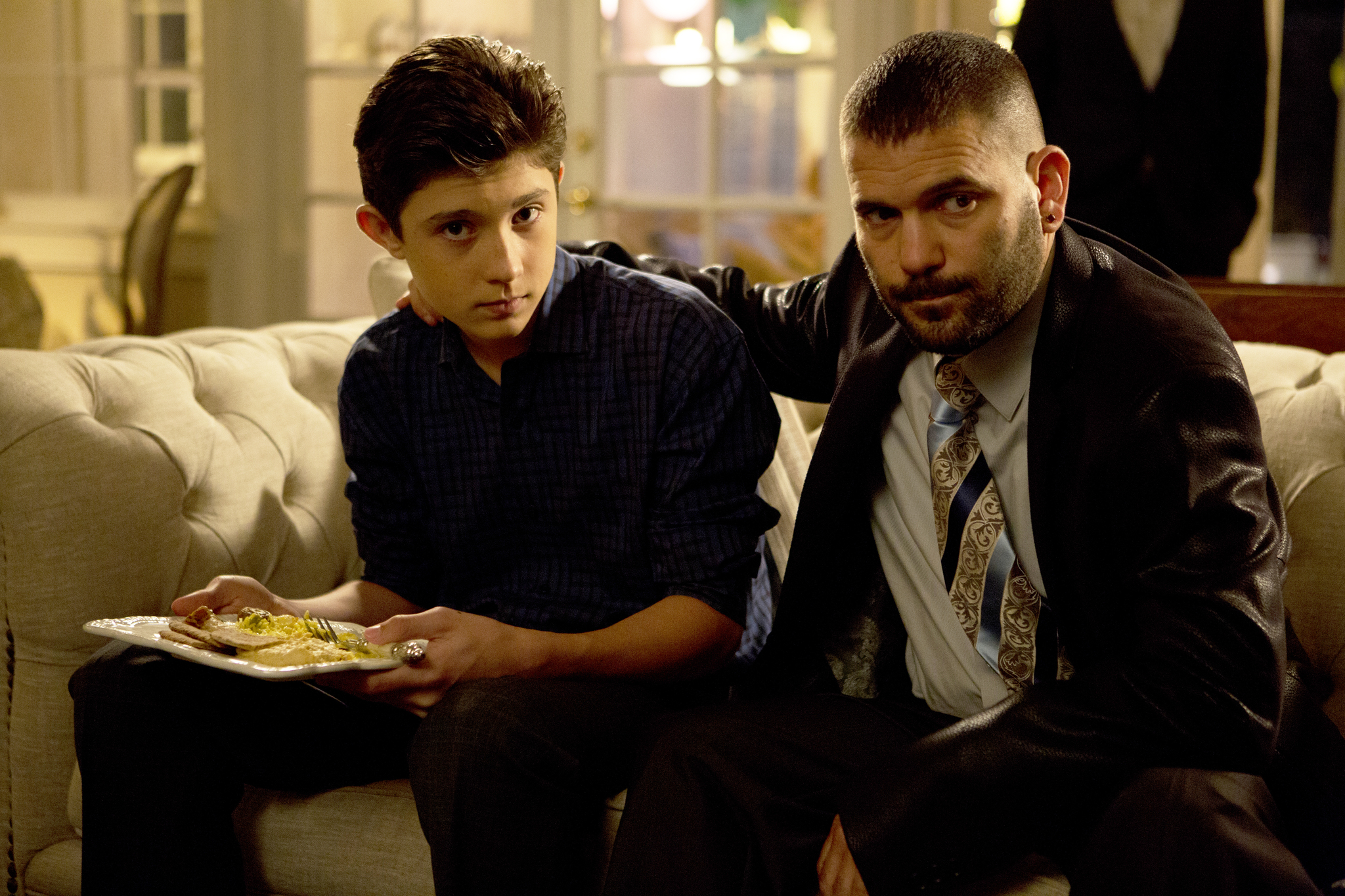 Still of Guillermo Díaz and Mateus Ward in Weeds (2005)