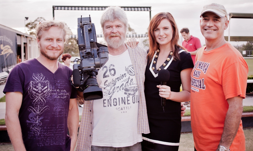 Melanie play a reporter on set of Nice Package