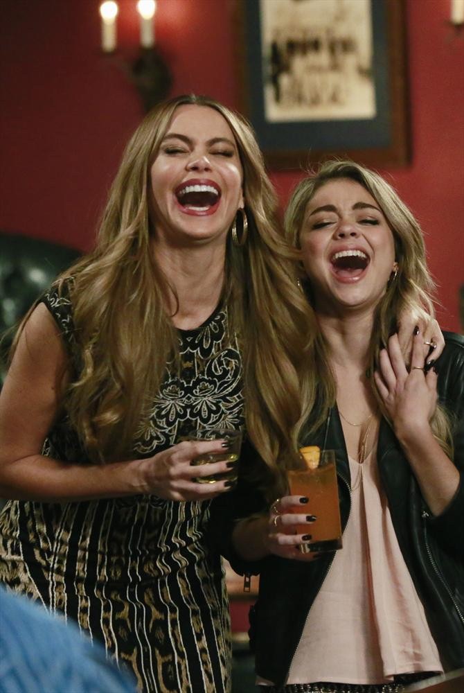 Still of Sofía Vergara and Sarah Hyland in Moderni seima (2009)