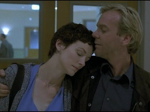 Still of Kiefer Sutherland and Leslie Hope in 24 (2001)