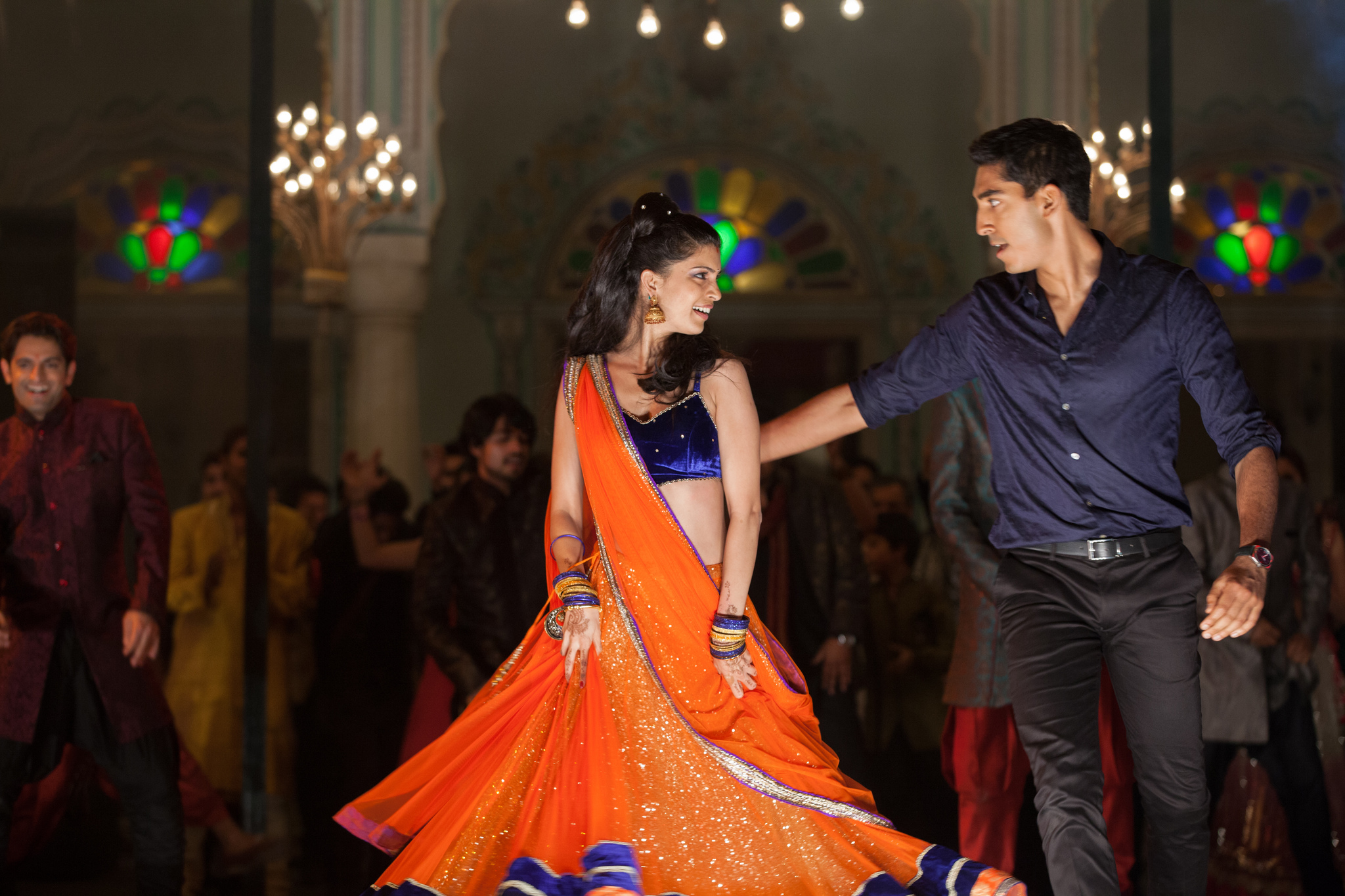 Still of Dev Patel and Tina Desai in Geriausias egzotiskas Marigold viesbutis 2 (2015)