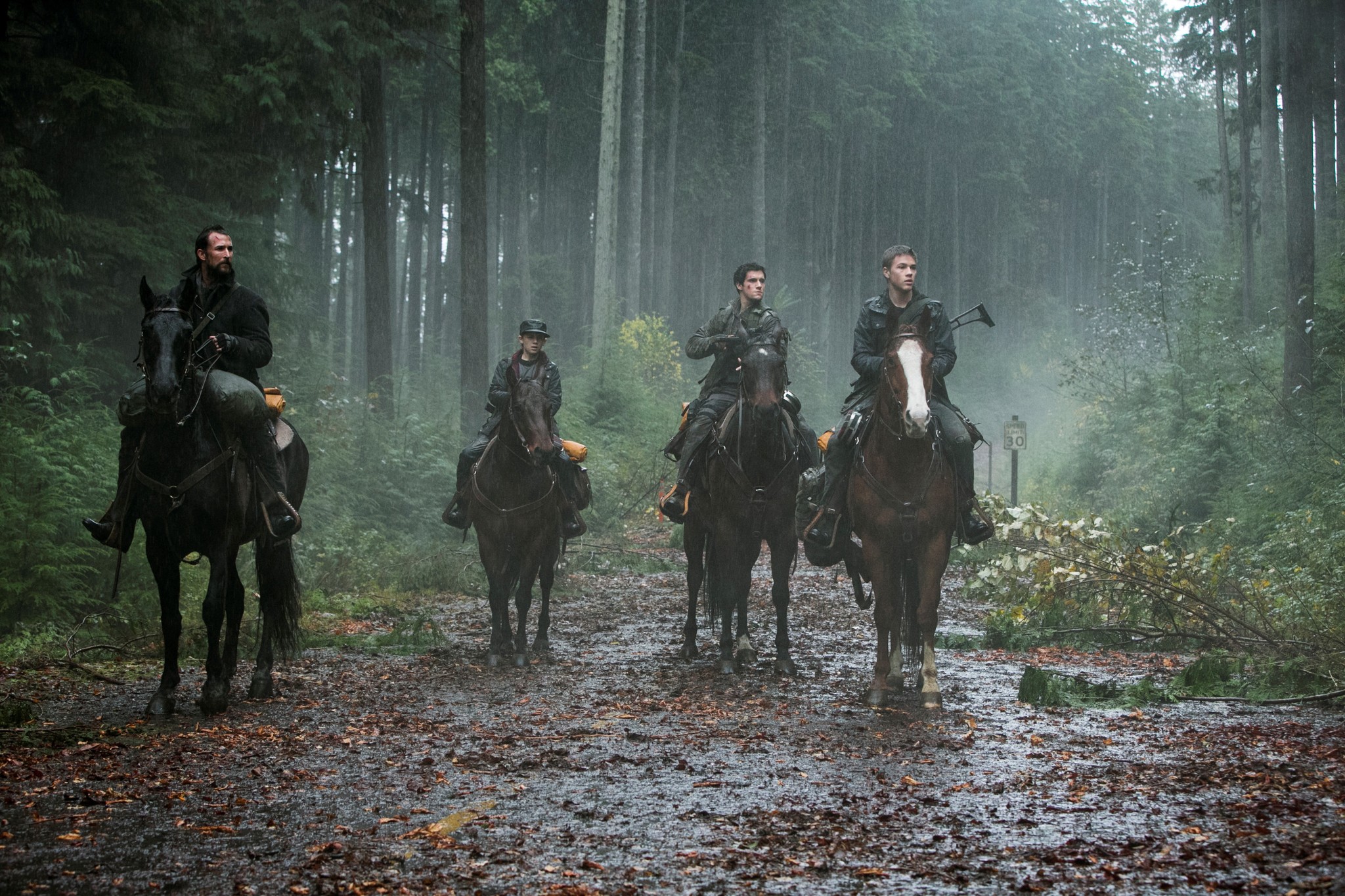 Still of Noah Wyle, Drew Roy, Maxim Knight and Connor Jessup in Krentantis dangus (2011)