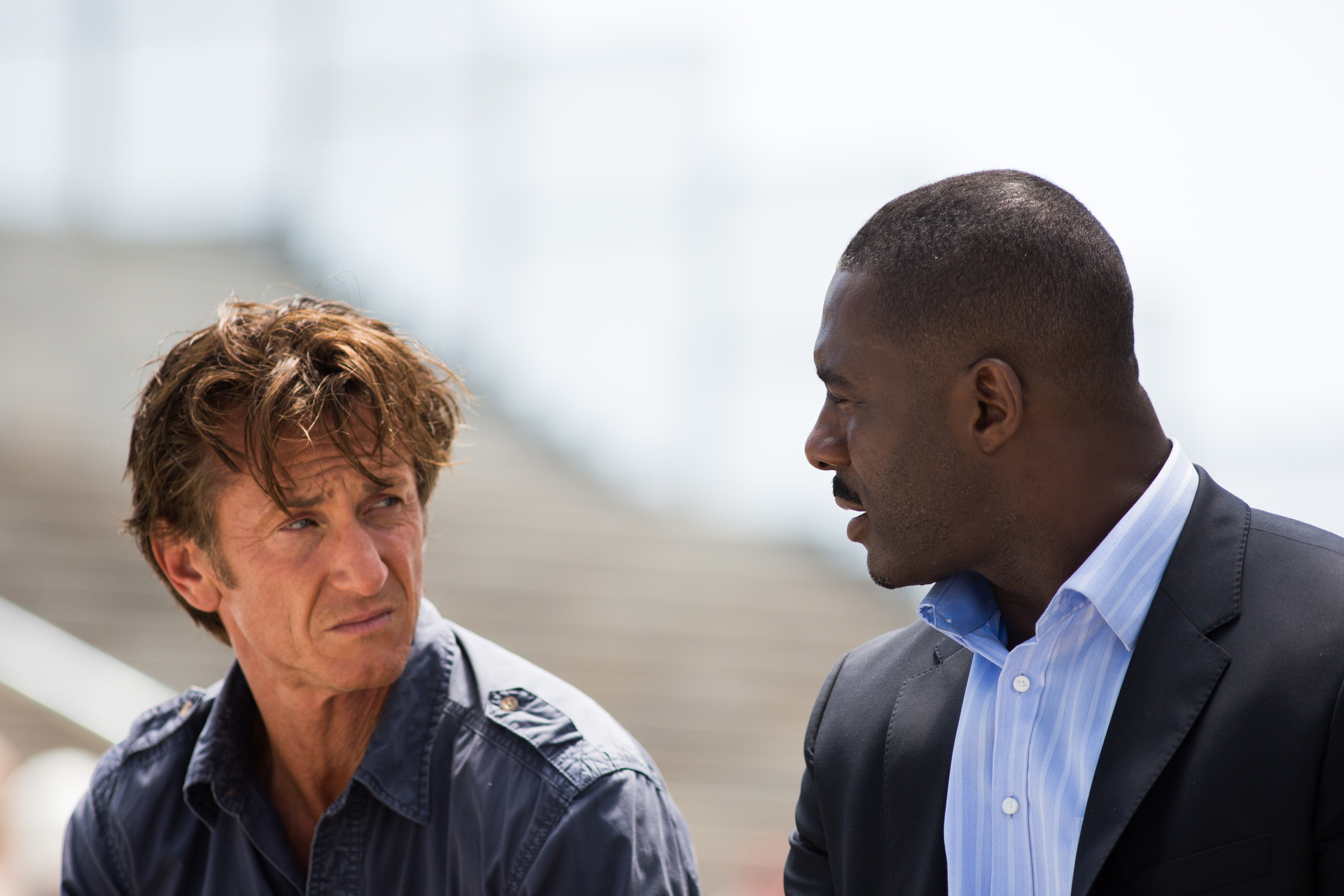 Still of Sean Penn and Idris Elba in The Gunman (2015)