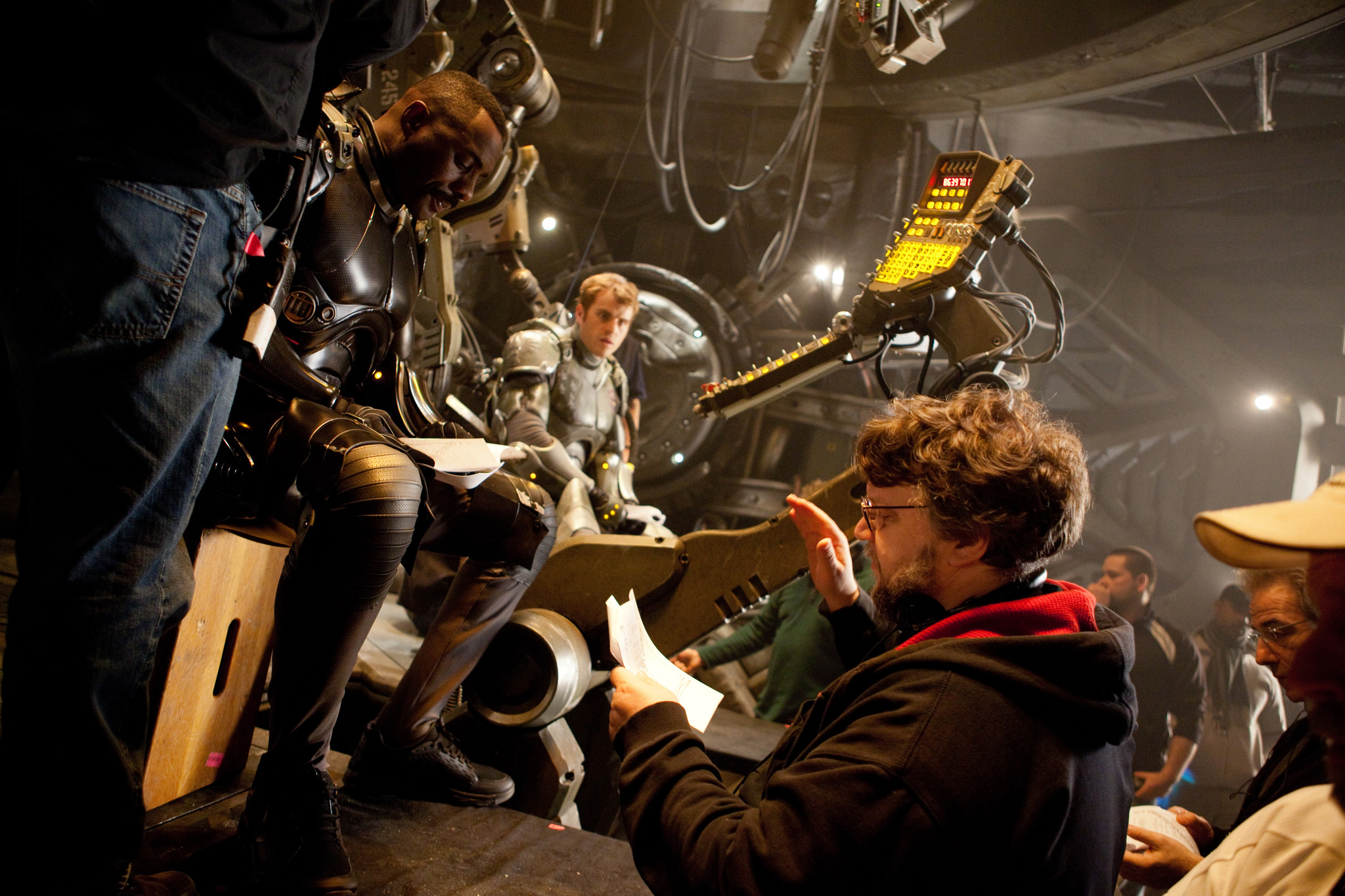 Still of Idris Elba and Guillermo del Toro in Ugnies ziedas (2013)