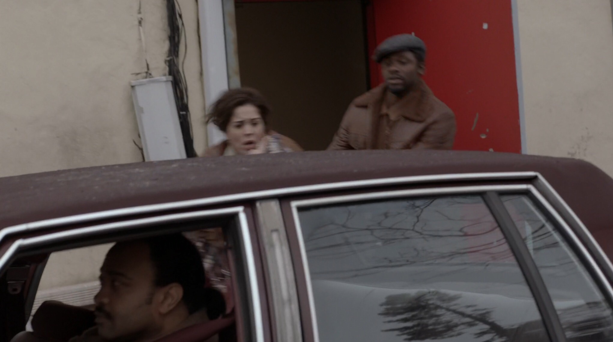 KGB Assets aka Gregory's Gang make a misdirection getaway. (Dennis Jay Funny, Derek Luke) -'The Americans' s1e3