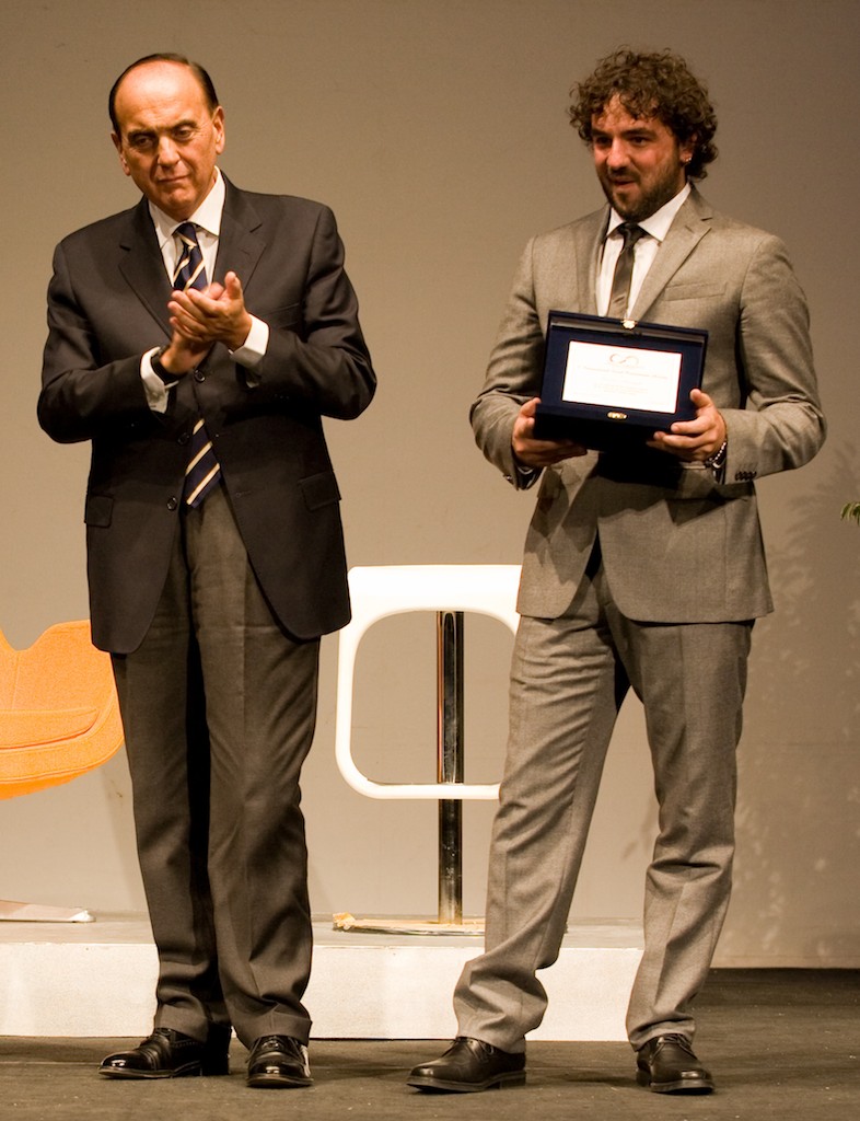 Davide Armogida ritira il premio 3rd INTERNATIONAL SOCIAL COMMITMENT AWARDS 2011 per 