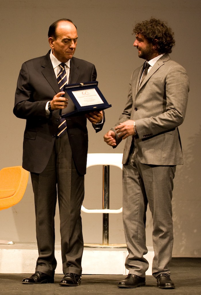 Davide Armogida ritira il premio 3rd INTERNATIONAL SOCIAL COMMITMENT AWARDS 2011 per 