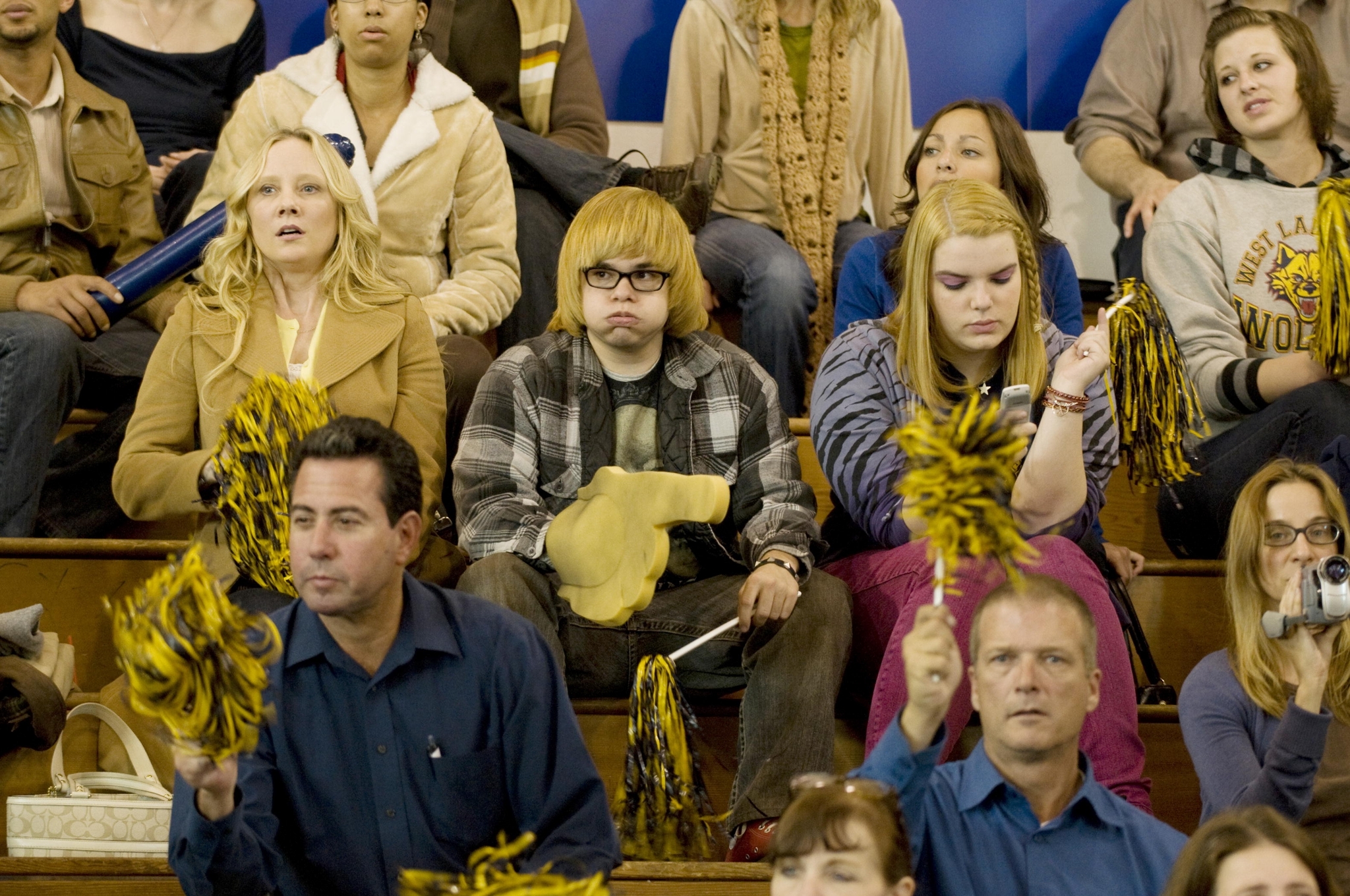 Still of Anne Heche, Charlie Saxton and Sianoa Smit-McPhee in Hung (2009)