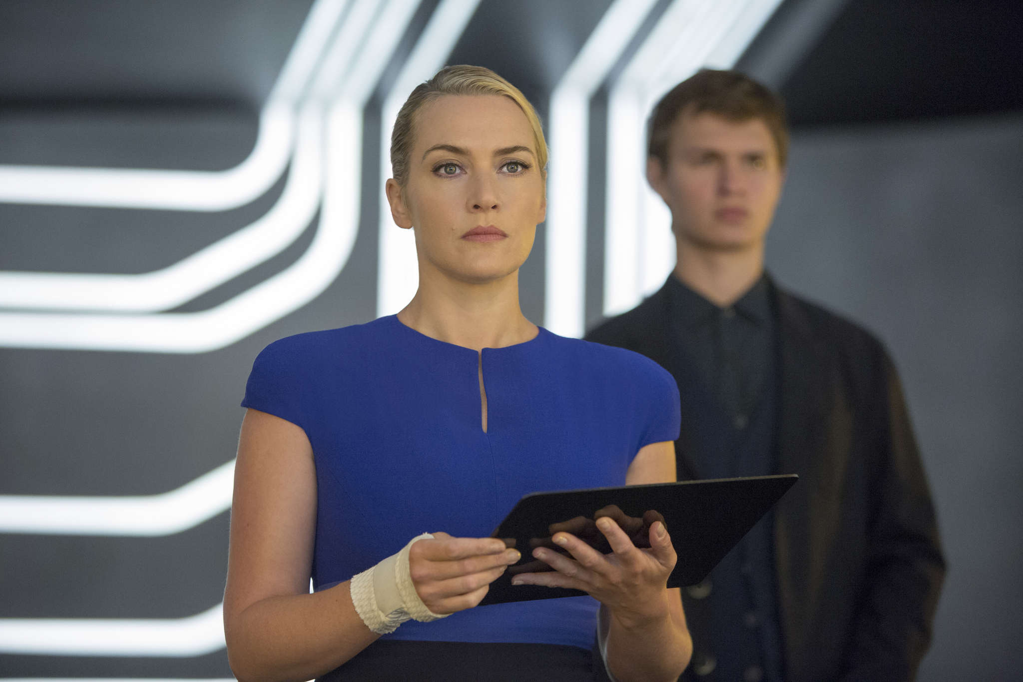 Still of Kate Winslet and Ansel Elgort in Insurgente (2015)