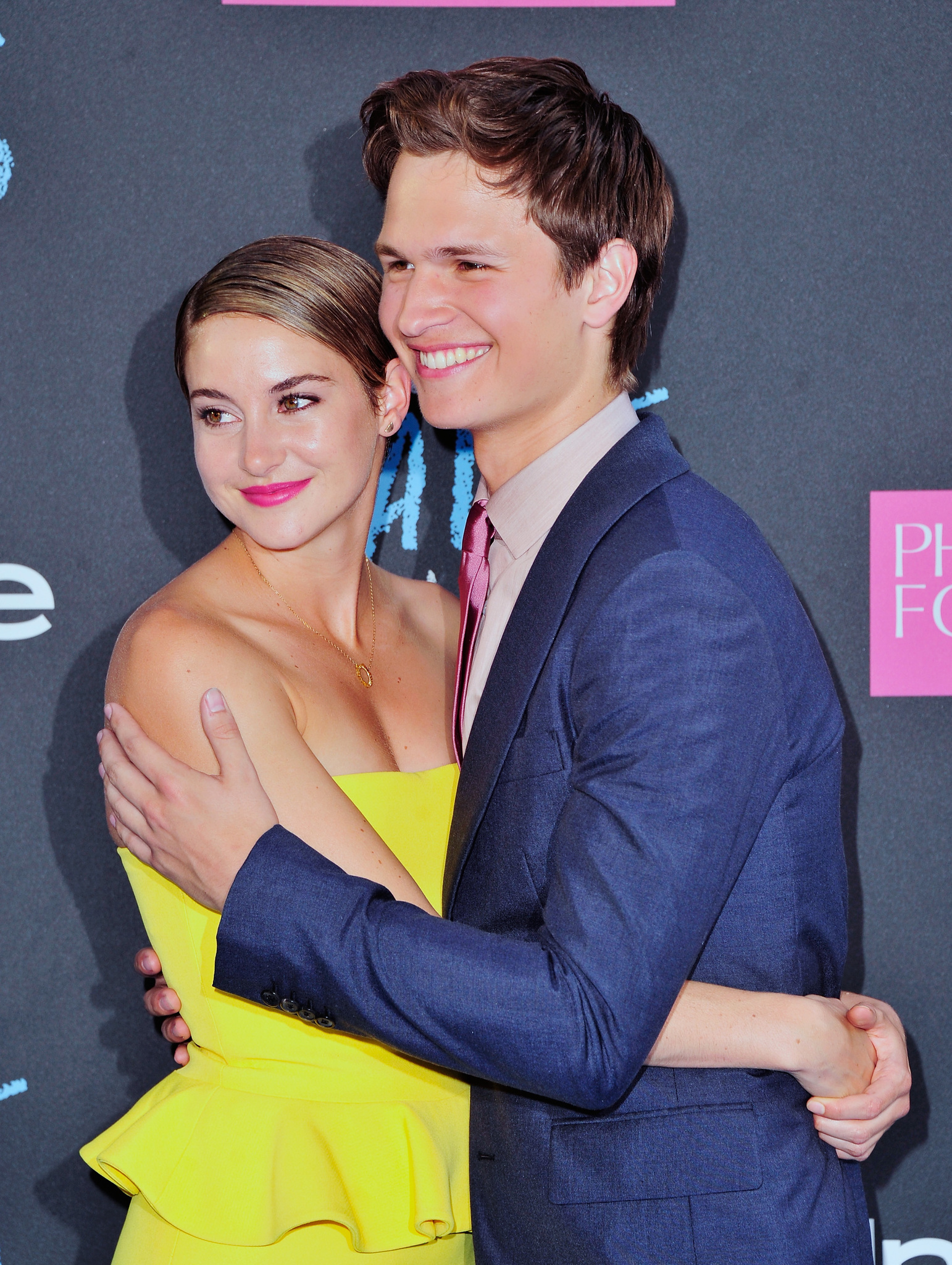 Shailene Woodley and Ansel Elgort at event of Del musu likimo ir zvaigzdes kaltos (2014)